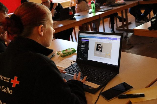 Eine Jugendliche arbeitet am Laptop mit einem Gestaltungsprogramm.