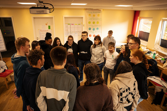 Teilnehmende der Ausbildung zur JRK-Gruppenleitung in einer Seminarrunde.
