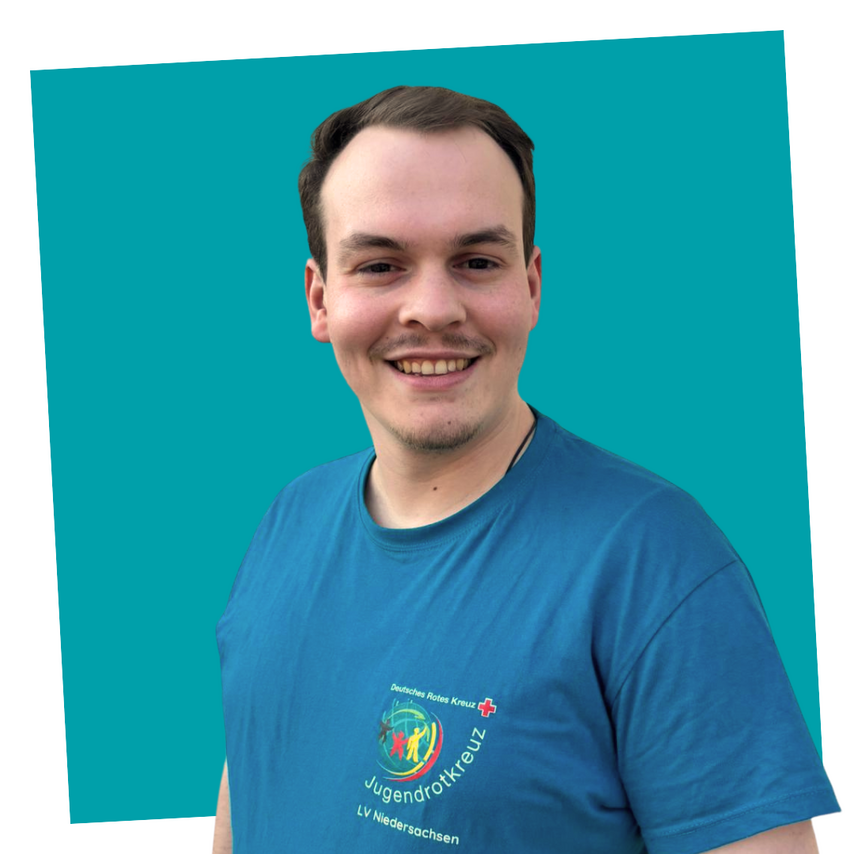 jrk-nds_landesgeschaeftsstelle_felix-helms_01.png Porträt eines Mitarbeiters der JRK-Landesgeschäftsstelle Niedersachsen.