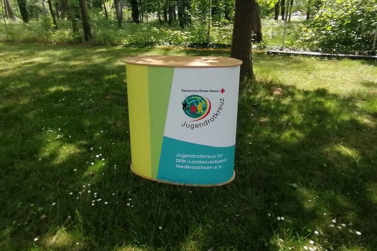 Eine Messetheke mit JRK-Logo und bunter Gestaltung in JRK Farben