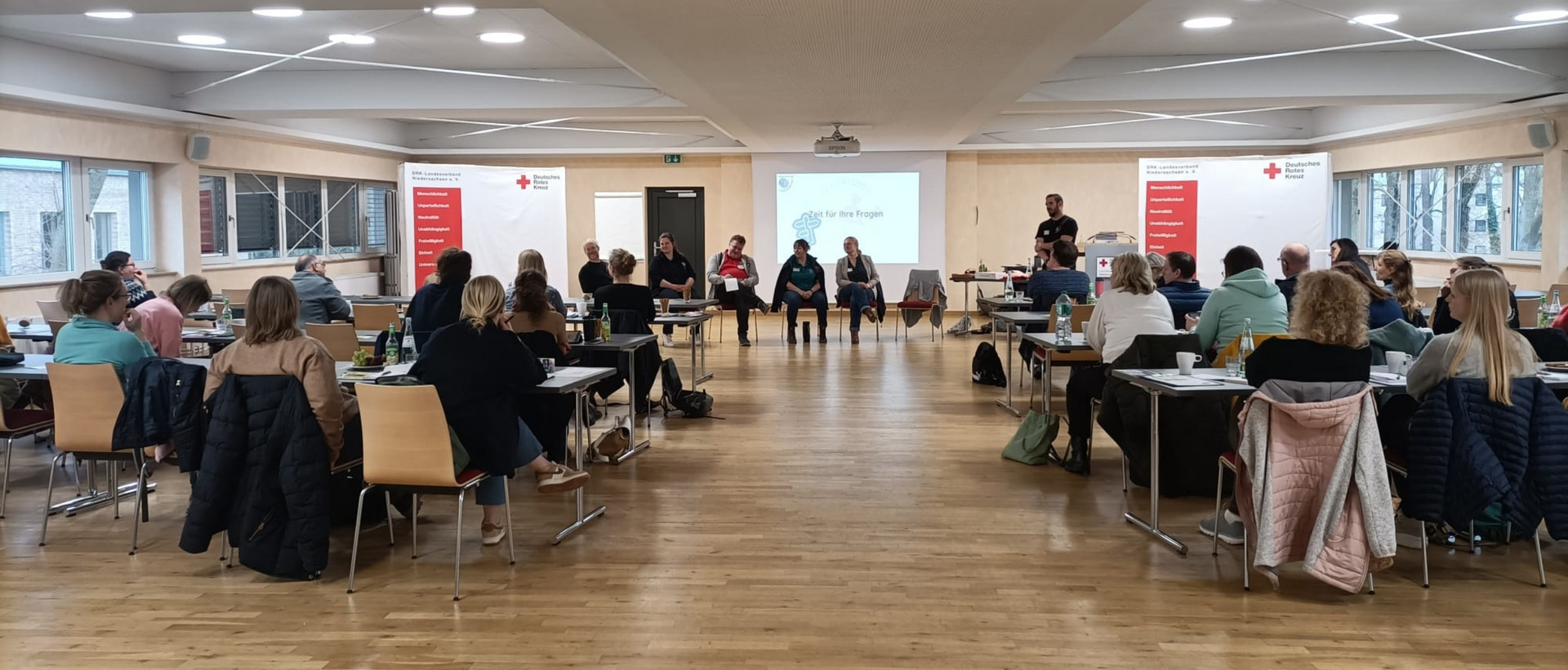 Teilnehmende diskutieren Fachthemen bei der JRK-Fachtagung Schulsanitätsdienst.