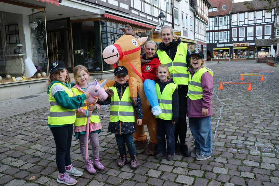 JRK und Gruppe - Teaserbild Eine JRK-Gruppe läuft bei einer Veranstaltung mit Warnwesten durch die Stadt.