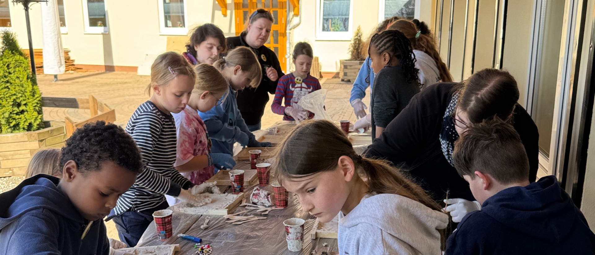 Landeskindertreffen - Titelbild Kinder bei einem handwerklichen Projekt auf dem Landeskindertreffen des Jugendrotkreuz