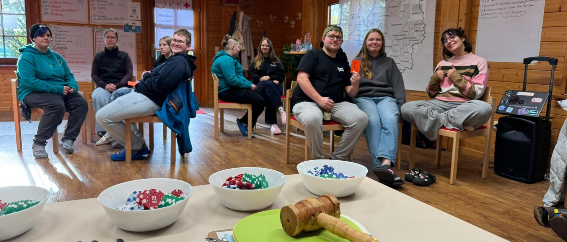 Ausbildung als Gruppenleitung - Teaserbild Teilnehmende der Ausbildung zur JRK-Gruppenleitung in einer Seminarrunde.