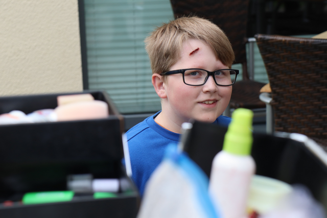 Ein JRK-Mitglied mit geschminkter Kopfverletzung