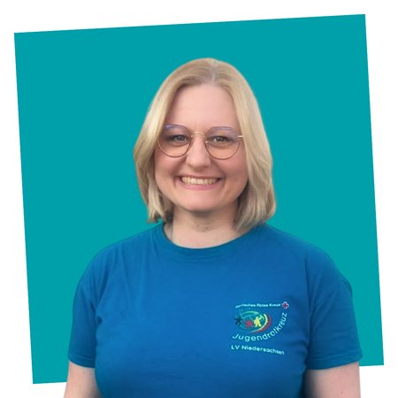 jrk-nds_landesgeschaeftsstelle_daniela-honka_01.png Porträt einer Mitarbeiterin der JRK-Landesgeschäftsstelle Niedersachsen.